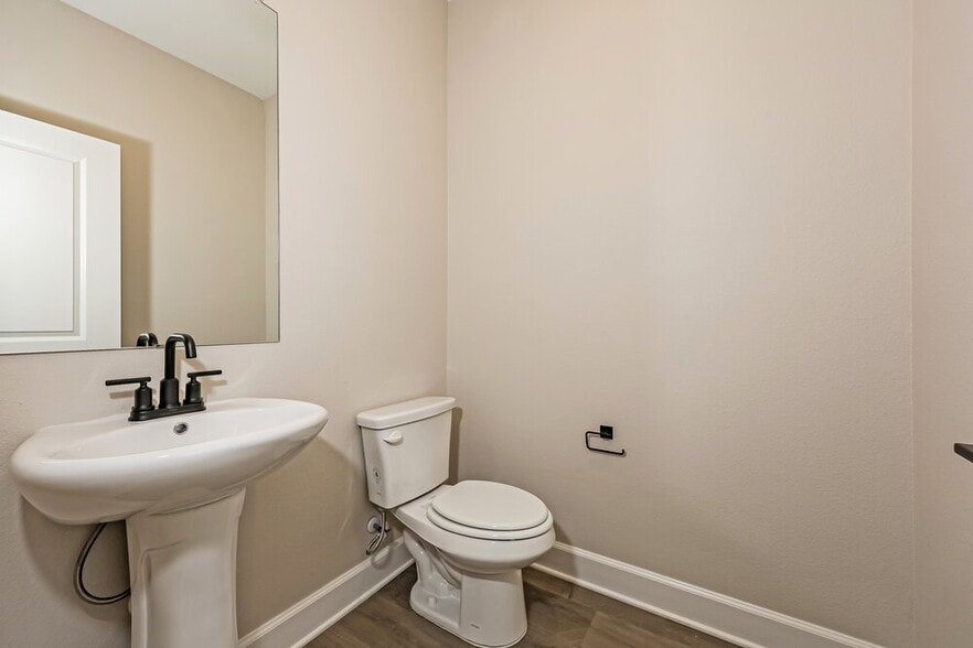 Building Photo - 308 Live Oak Ln