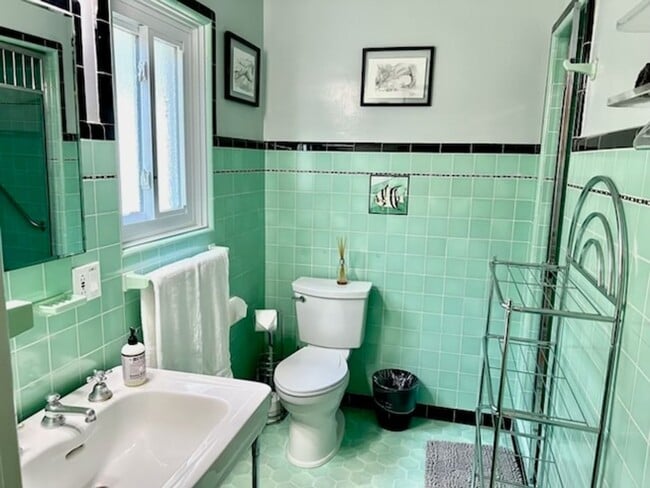 Building Photo - Fully Furnished Tranquil Downtown Home - Available Now!