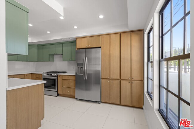 Building Photo - 2541 Stoner Ave