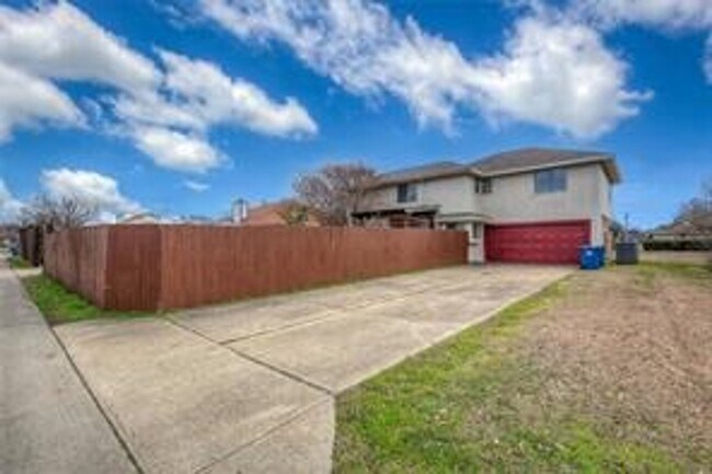 Building Photo - Quiet Rowlett Gem with High Ceilings & Private Backyard