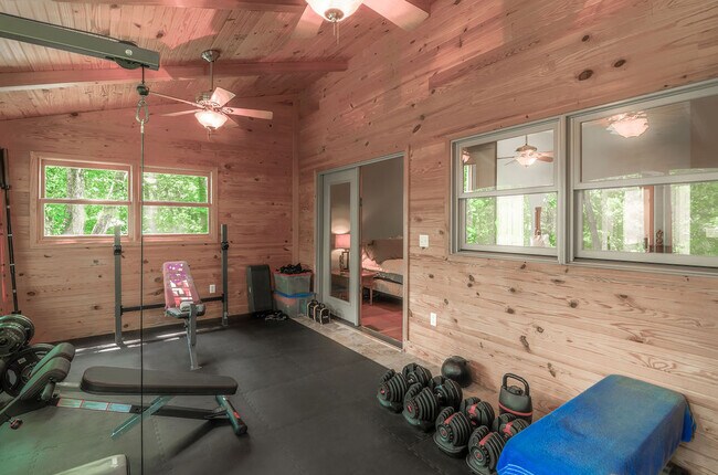 Building Photo - 610 Hickory Point Dr