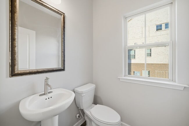 Building Photo - 318 Commons Ave