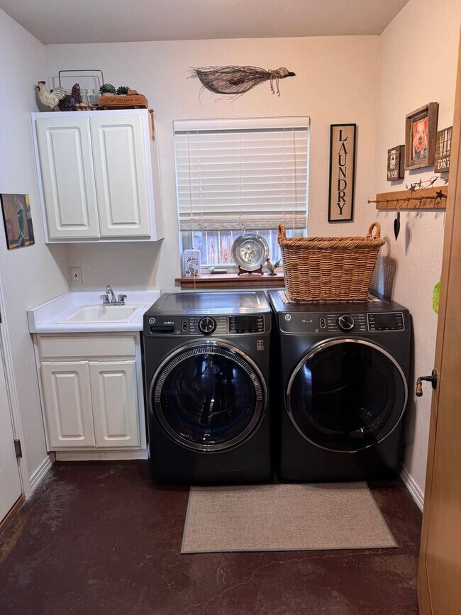 Building Photo - Stylish One-Story FULLY FURNISHED 3Bed, 2B...