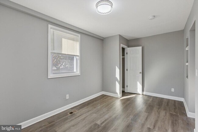 Building Photo - 405 34th St SE