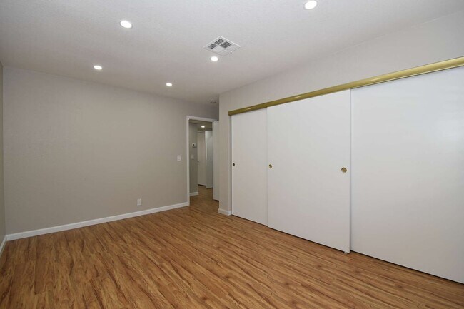 Building Photo - Stunning 2-Bedroom Condo 2nd Floor at The Lakes!