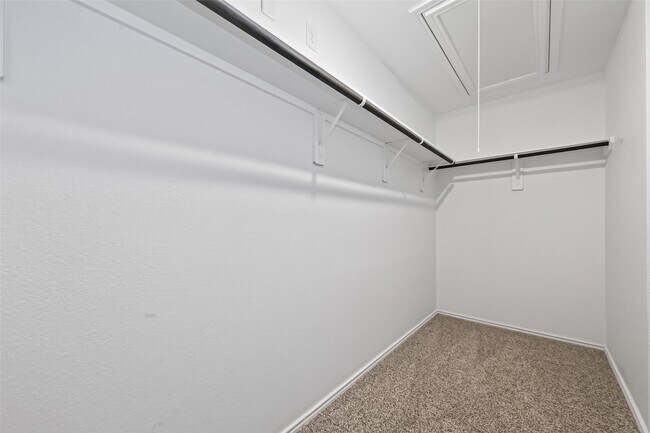 Building Photo - 3030 Lake Crest Dr