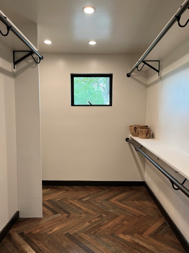 Building Photo - 21273 Entrada Rd