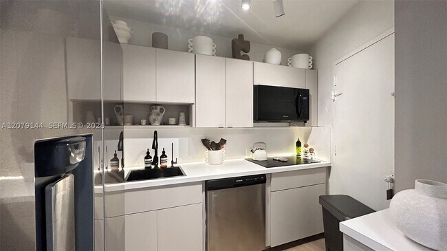Building Photo - 2899 Collins Ave