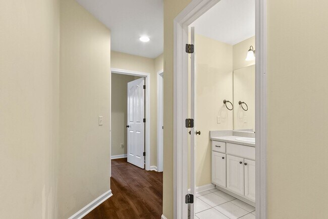 Building Photo - Nice 3 Bed 2 Bath Available Now! Book Your Tour Today!