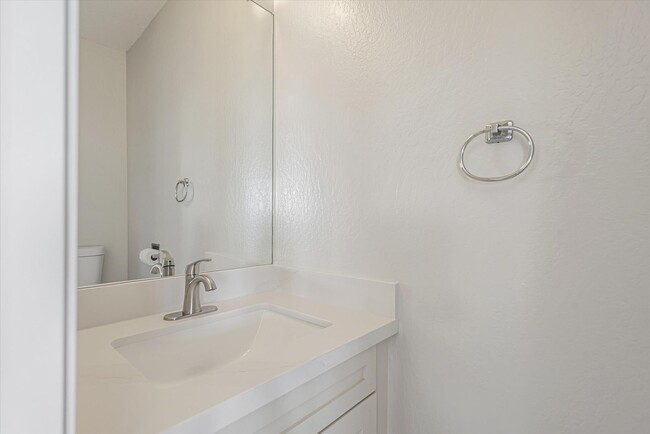 Building Photo - Beautifully Renovated 2-Bedroom 1.5-Bathro...