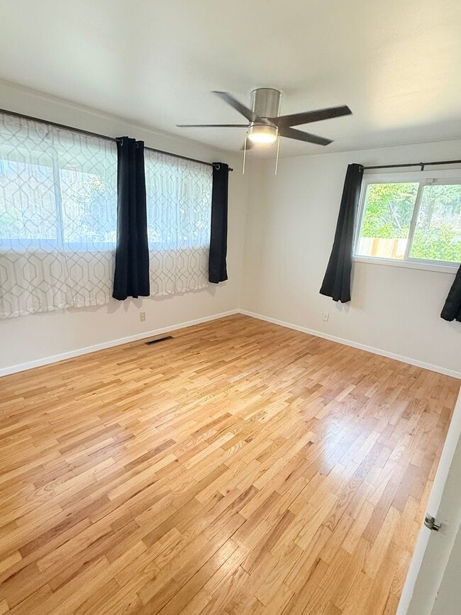 Building Photo - Rambler on corner lot in convenient Bremerton location!