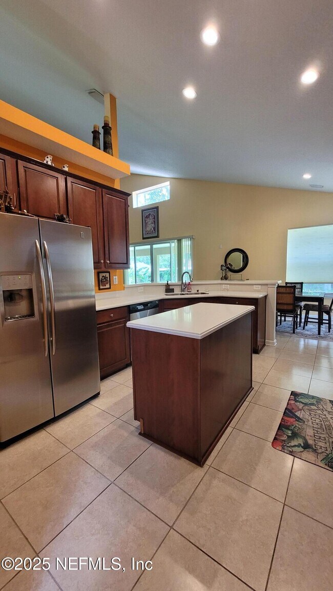 Building Photo - 8247 Hedgewood Dr