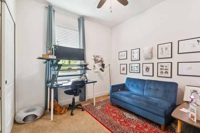 Building Photo - Spacious 4 Bed, 2 Bath Single Family Home ...