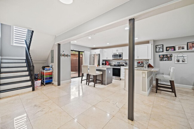 Building Photo - 6187 Laurel Ln