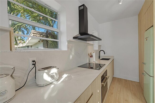 Building Photo - 4812 Pine Tree Dr