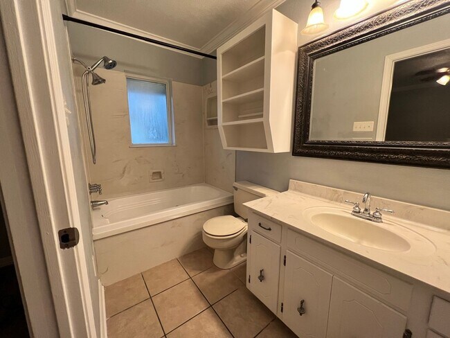 Building Photo - 4 BEDROOM GREENACRES BEAUTY!