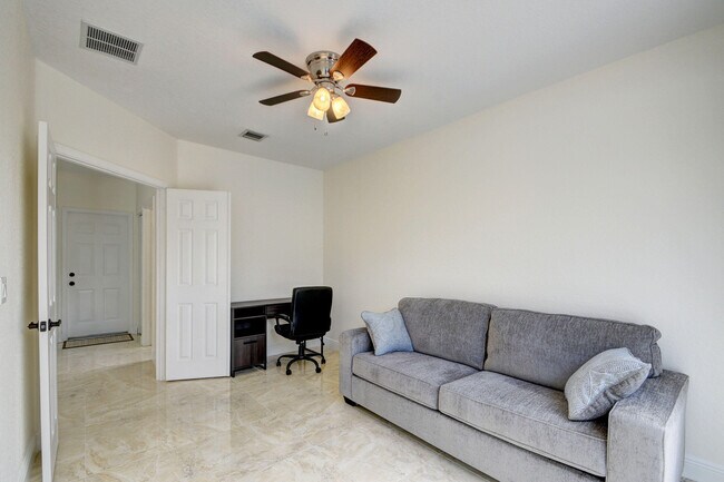 Building Photo - 2418 Westmont Dr