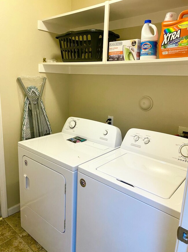 Building Photo - Best Deal in SW Bakersfield. Fully furnished home with a Pool