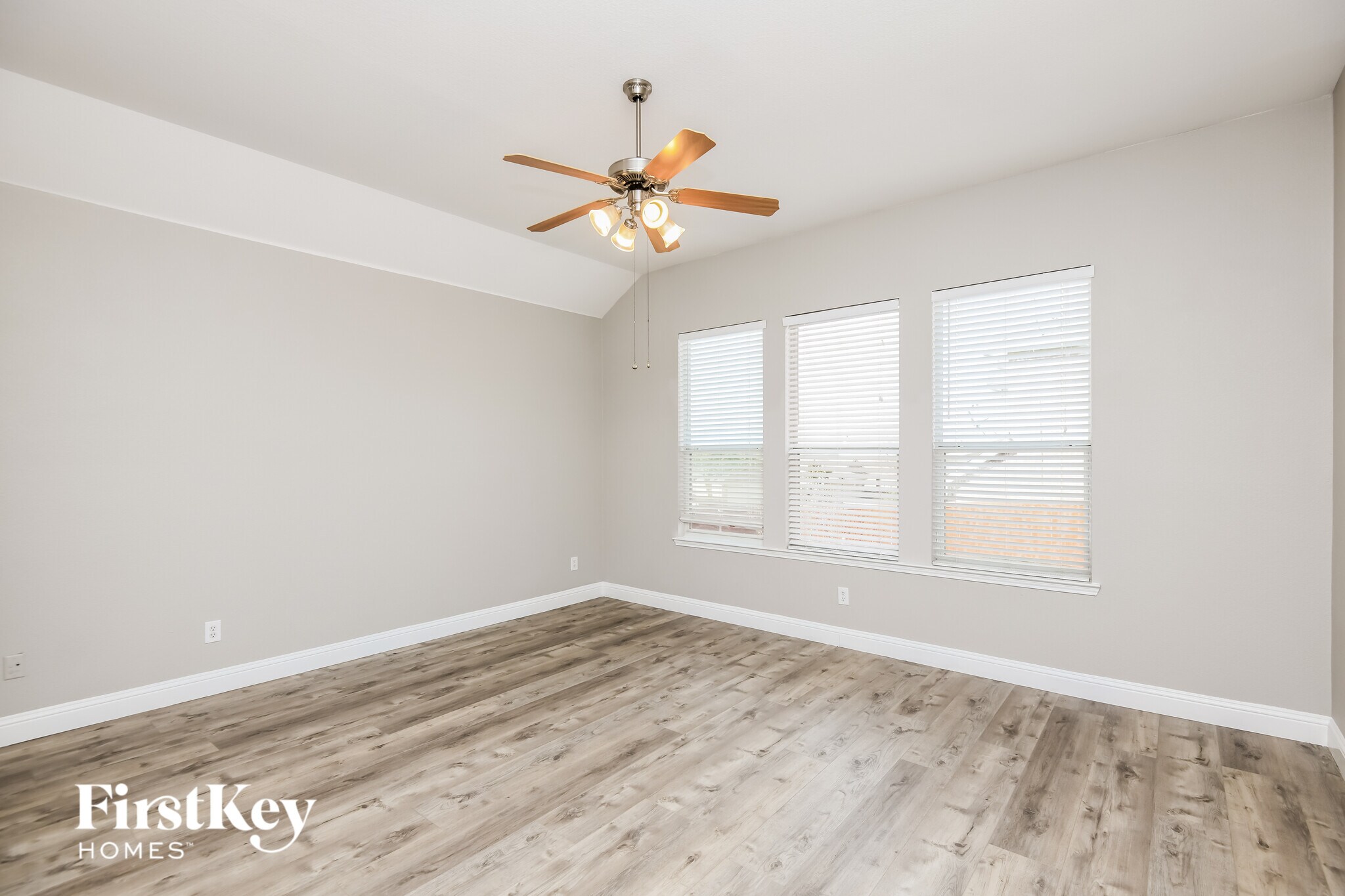 Building Photo - 860 Roaring Springs Rd