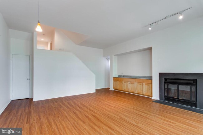 Building Photo - 11121 Watermans Dr
