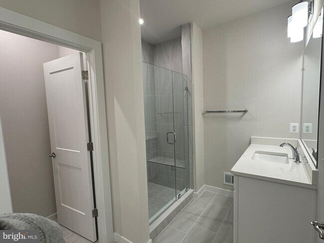 Building Photo - 43799 Middleway Ter