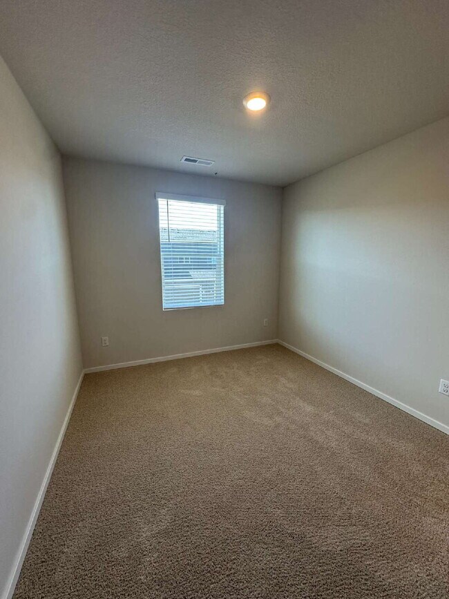 Building Photo - Newer Townhouse in Saddle Club Estates with 2-Car Garage – Nearby Winco, Fred Meyers & Schools