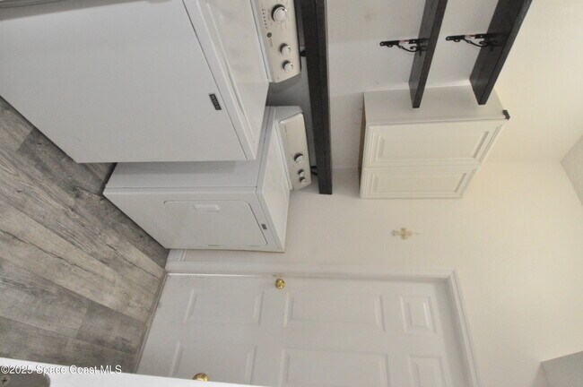 Building Photo - 911 Eldron Blvd SE