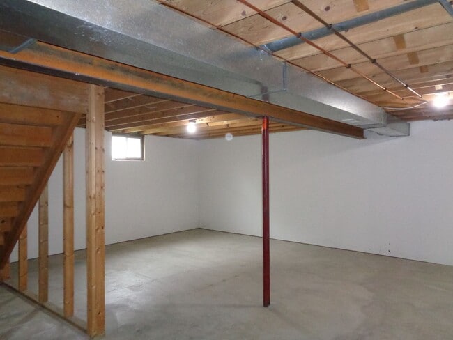 Building Photo - Spacious 3-Bedroom Home with Fenced Yard –...