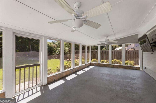 Building Photo - 472 Barnsdale Dr