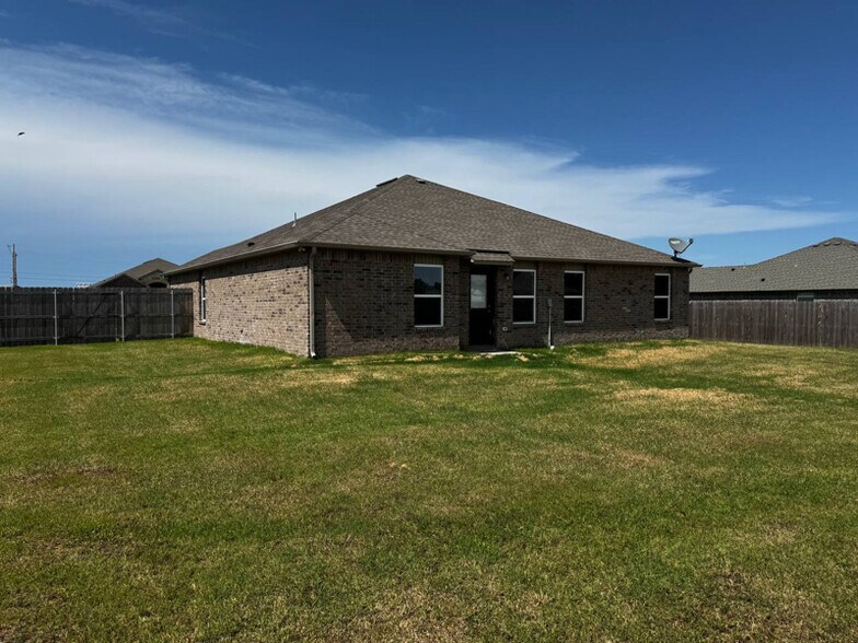 Building Photo - 42161 Max Henry Dr