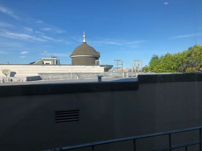 Building Photo - Remodeled Studio in the Haight. Elevator B...