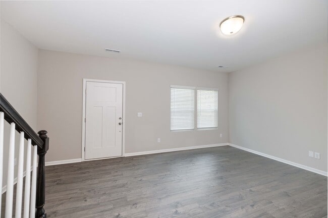 Building Photo - BEAUTIFUL 3BD/2.5BTH Townhome - MALLARD CREEK - AVAILABLE MAY/JUNE 2026