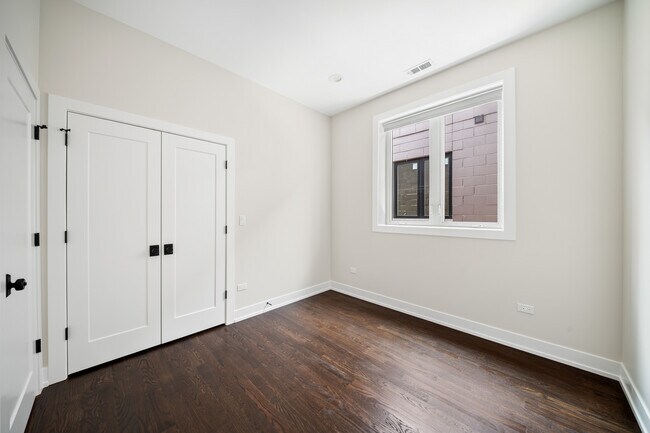 Building Photo - 406 E 50th Pl
