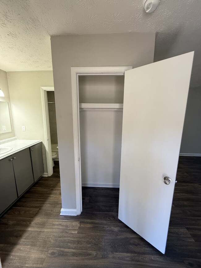 Studio Closet - Brentwood Apartments