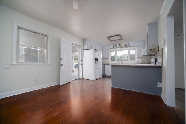 Building Photo - 102 McCall St