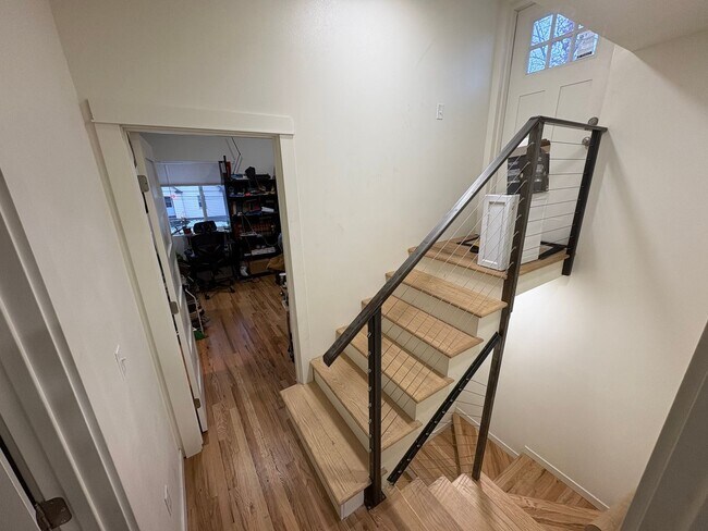 Building Photo - 216 E 7th St