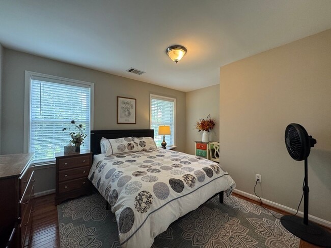Building Photo - Stunning 4 Bed 3.5 Bath Single Family Home...