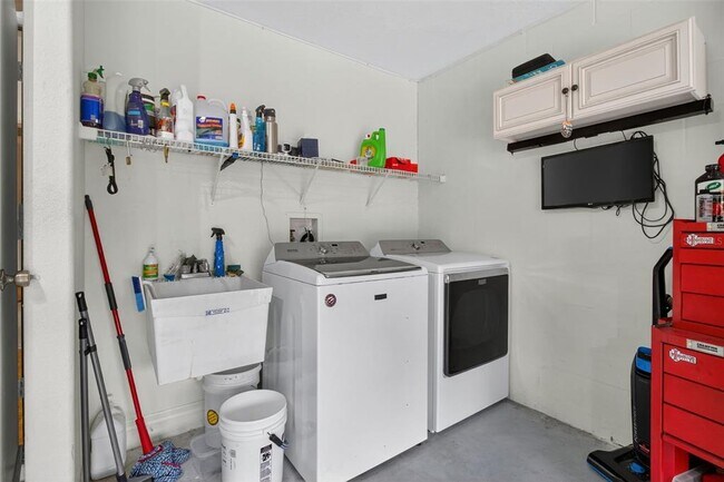 Building Photo - 8841 Kipling Ave