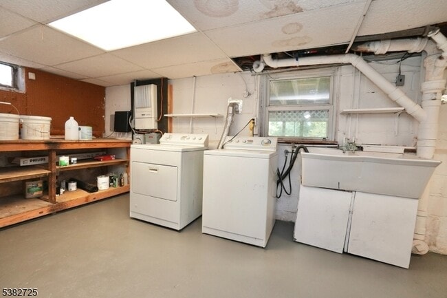 Building Photo - 25 Glenview Dr