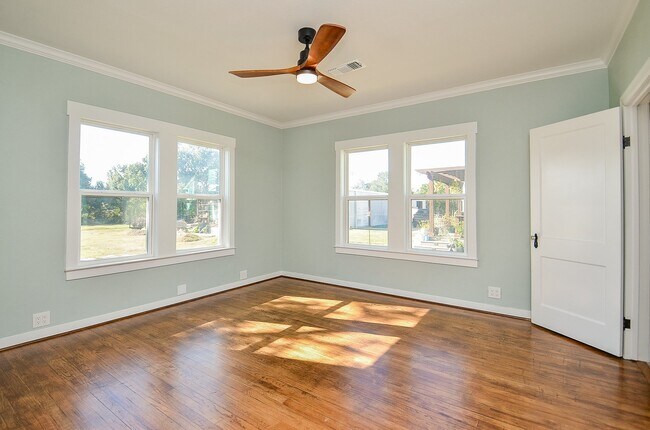 Building Photo - 803 Austin St