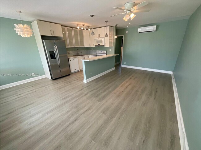 Primary Photo - 2716 NE 30th Pl