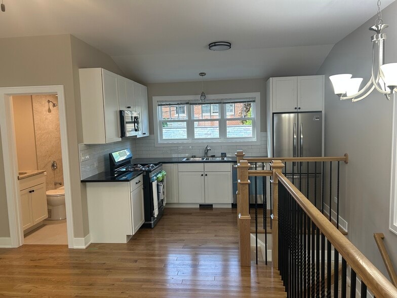 Kitchen with new appliances - 2128 W Leland Ave