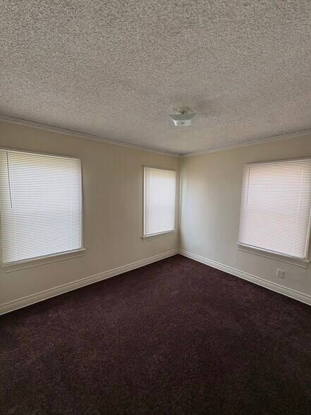 Building Photo - 3900 3rd Ave