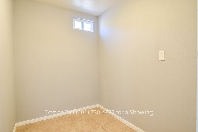 Building Photo - 3 Bedroom, 1.5 Bath Apartment with Garage ...