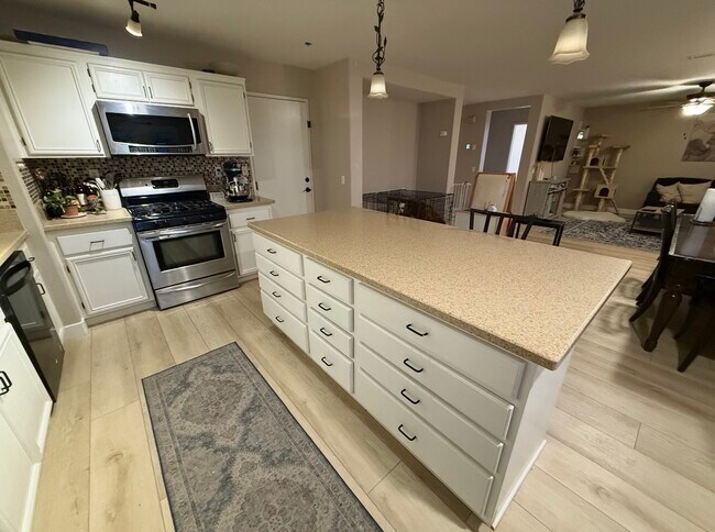 Building Photo - 30454 Silver Hawk Dr