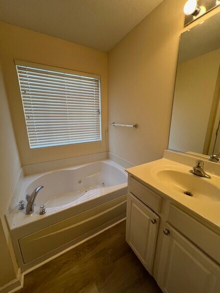 Building Photo - 4800 Mystic Oak Dr