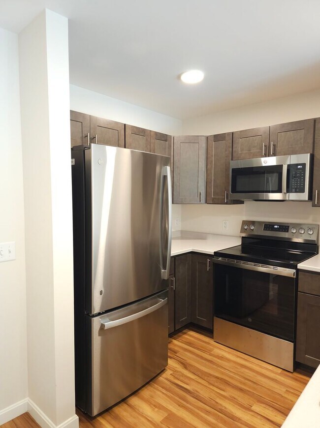 Building Photo - Village at Autumn Pond II:  One Bedroom plus Den with Balcony