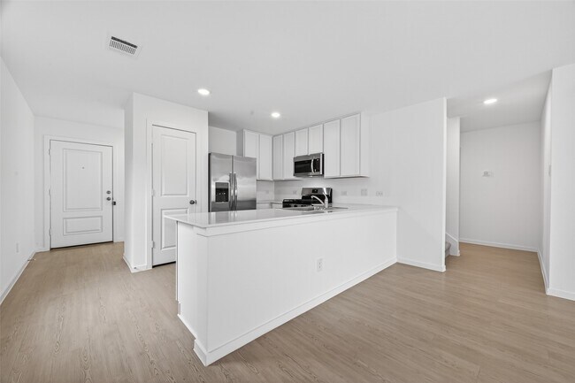 Building Photo - 3025 Fantasy Ter Dr