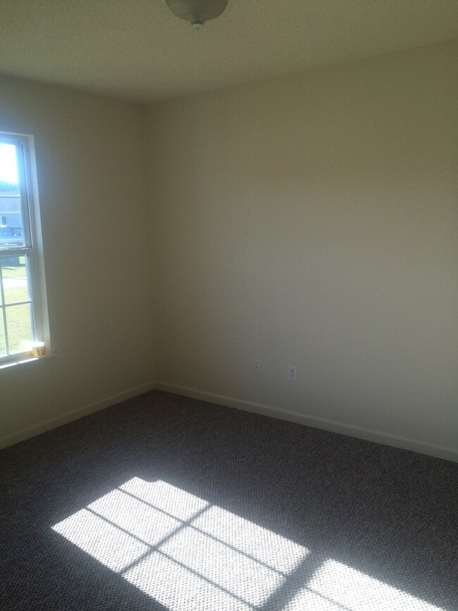 Building Photo - Beautiful Home with a Great Location In Town
