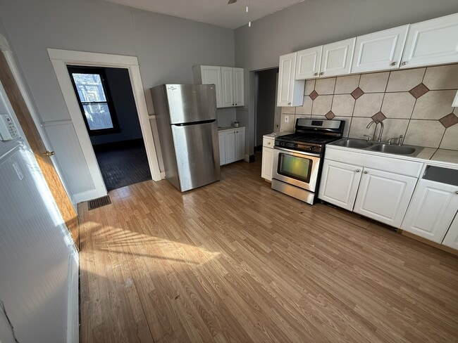 Building Photo - 630 E Gum St